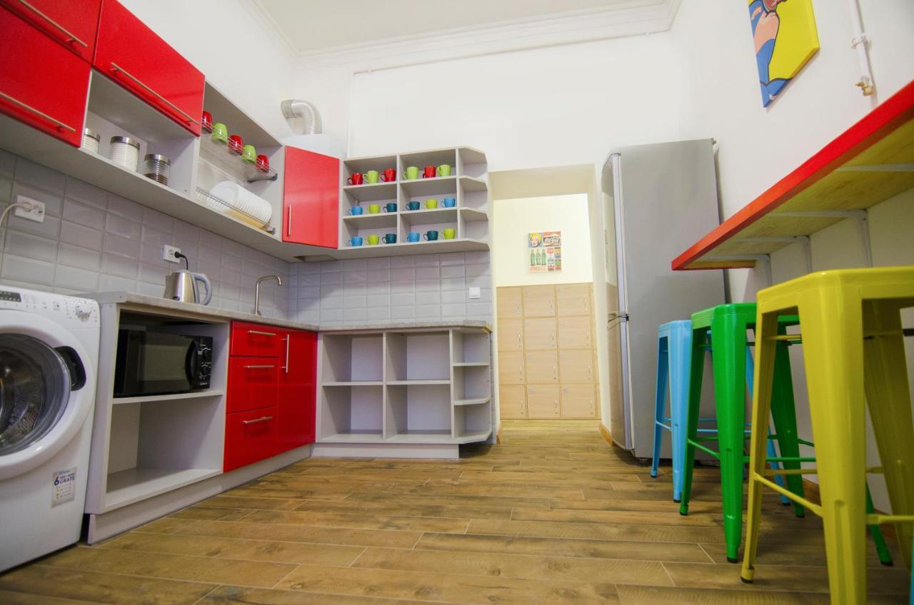 Pop Art Hostel Lviv Buitenkant foto